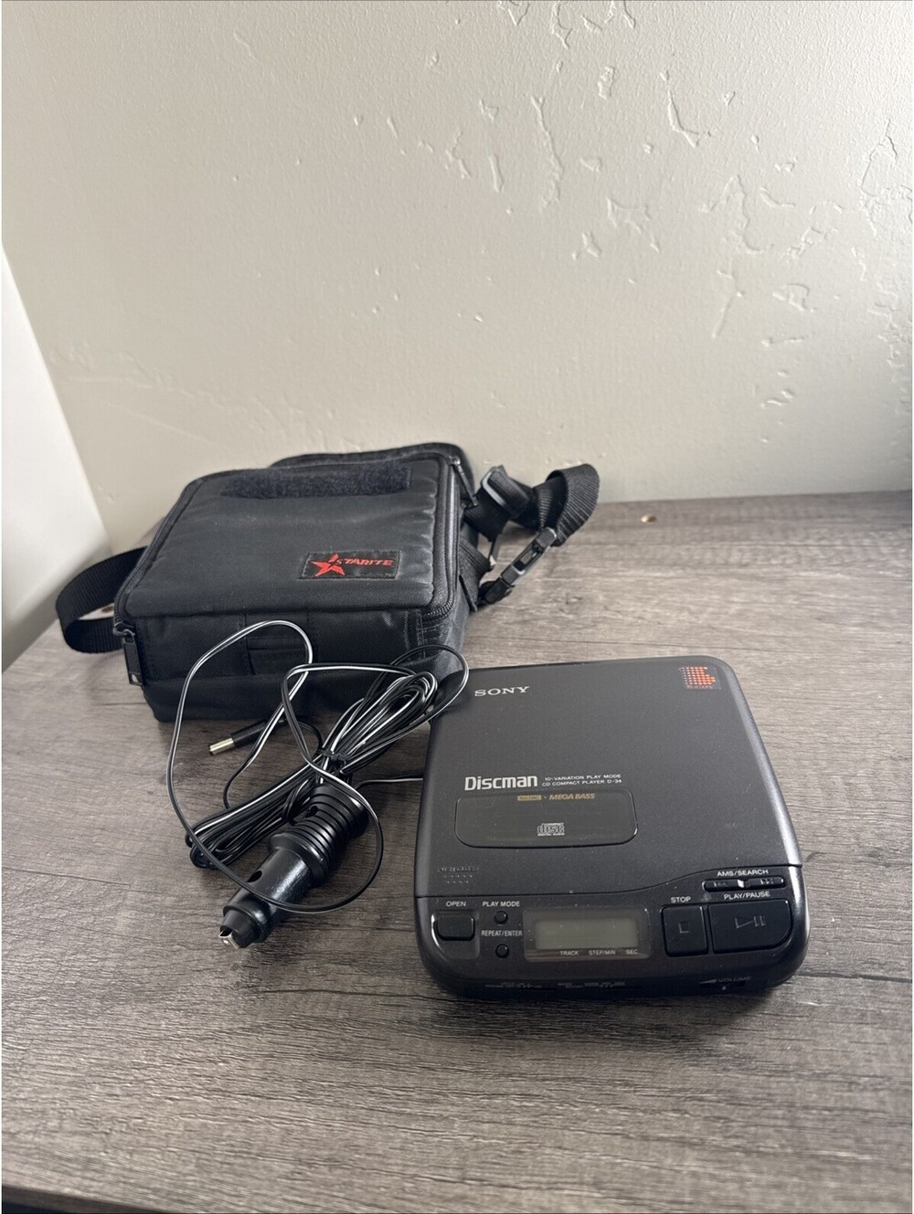 Sony Discman D-34 Portable CD Compact Player Mega Bass With Case And Charger